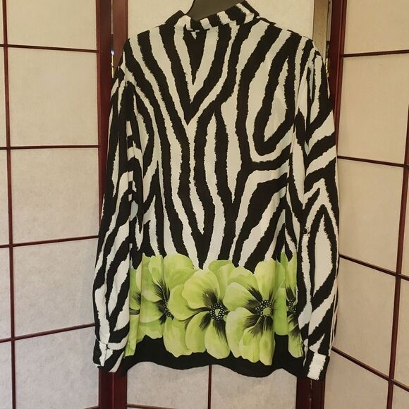Sag Harbor Zebra Floral Button Up Blouse - Picture 6 of 8